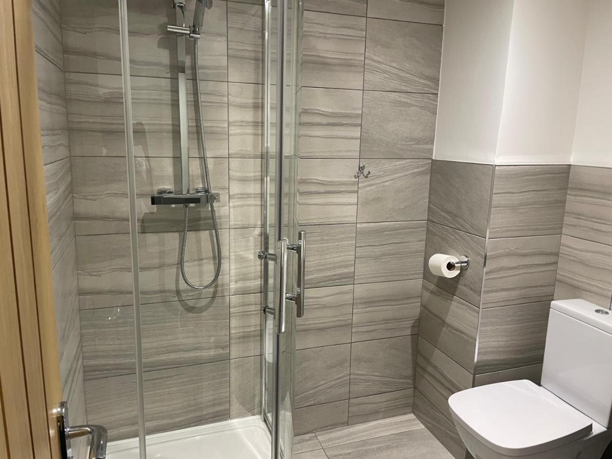 Modern - Two Bed - Apartment Located In The City Of 울버햄프턴 외부 사진