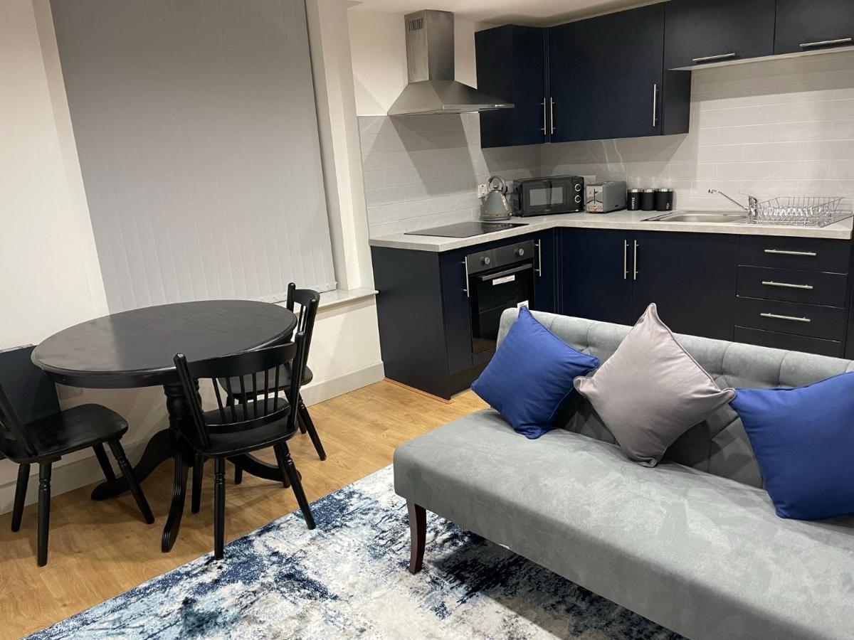 Modern - Two Bed - Apartment Located In The City Of 울버햄프턴 외부 사진