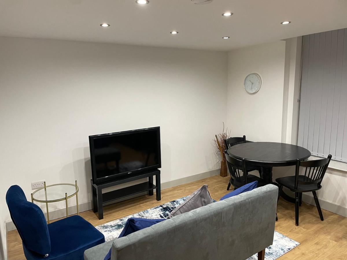Modern - Two Bed - Apartment Located In The City Of 울버햄프턴 외부 사진