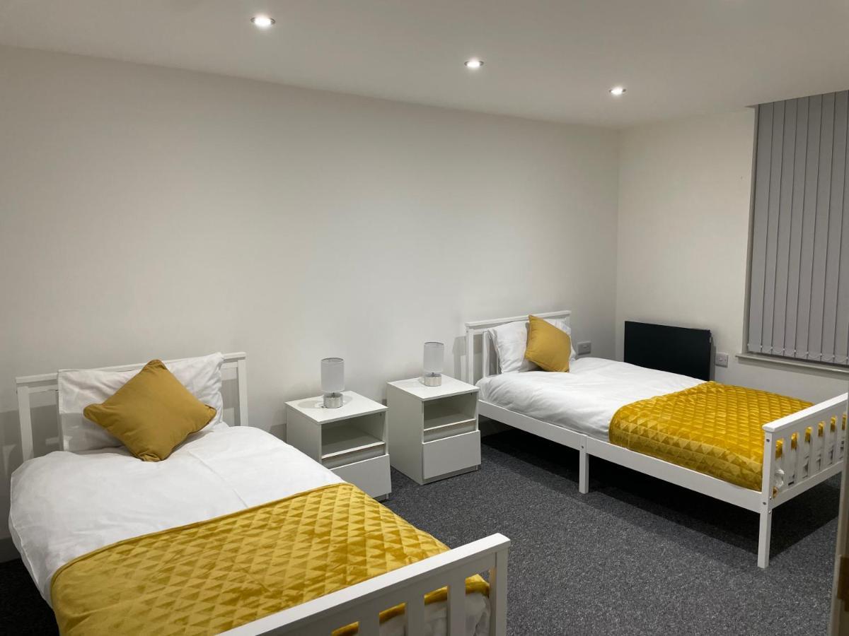 Modern - Two Bed - Apartment Located In The City Of 울버햄프턴 외부 사진